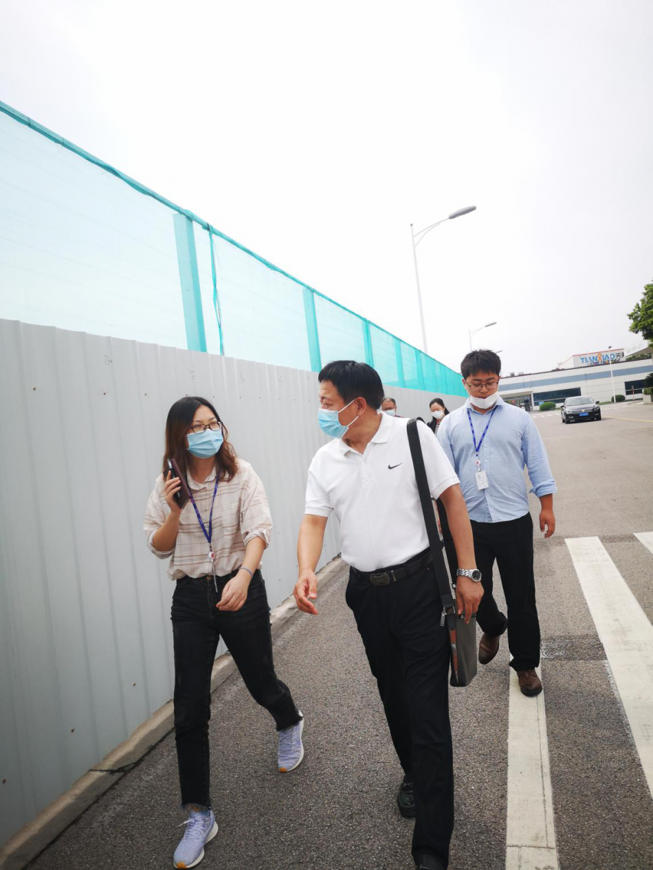 高校长向企业咨询学生的情况.png